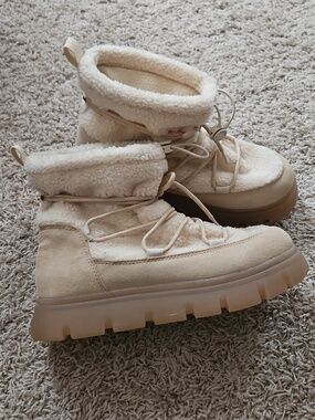 Hunter Cream Sherpa-Lined Winter Boot with Tan Sole